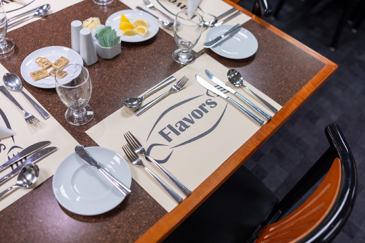 Restaurant mit Gästen beim Abendessen